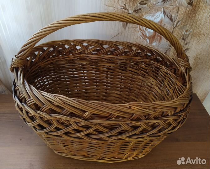 Корзина большая, плетёная из лозы