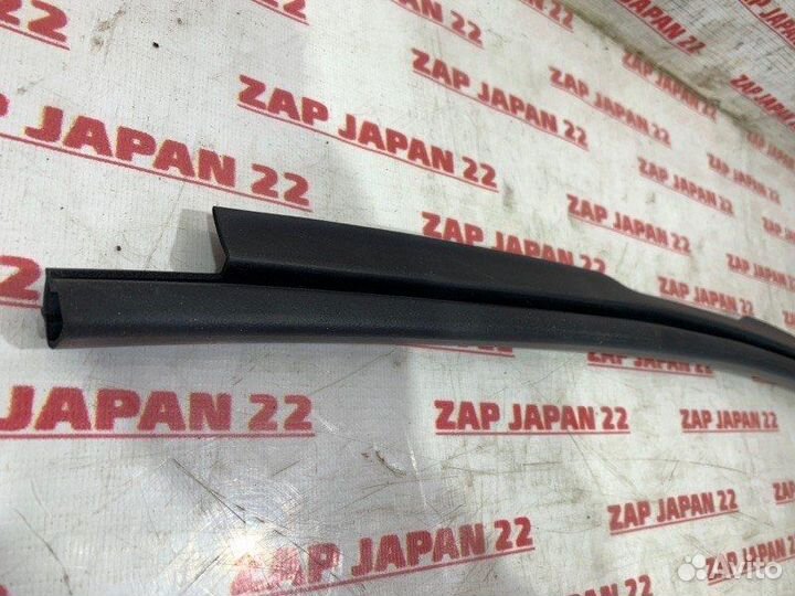 Уплотнитель крыла передний правый Toyota Land