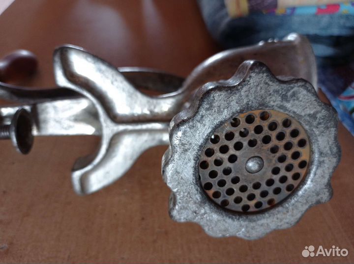 Чугунная ручная мясорубка СССР