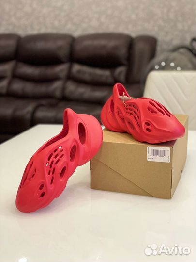 Adidas Yeezy Foam rnnr Vermillion (6 / 9 US)