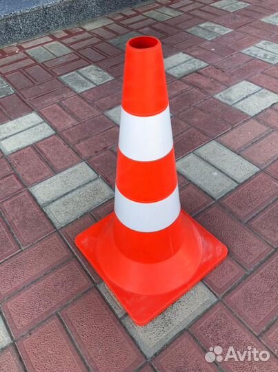 Конус дорожный