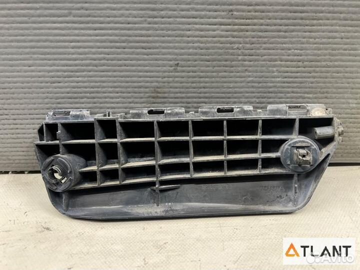 Крепление бампера передняя правая toyota corolla R