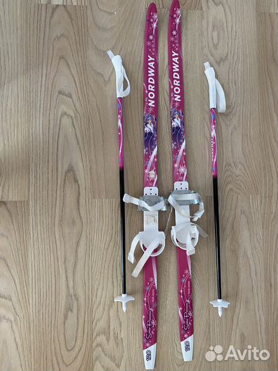 Лыжи и лыжные палочки в комплекте