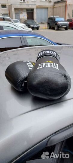 Боксерские перчатки и шлем