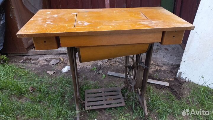 Ножная швейная машинка 