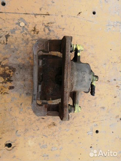 Суппорт передний правый Toyota Camry ACV40 2AZ