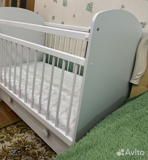 Кроватка детская, с маятником