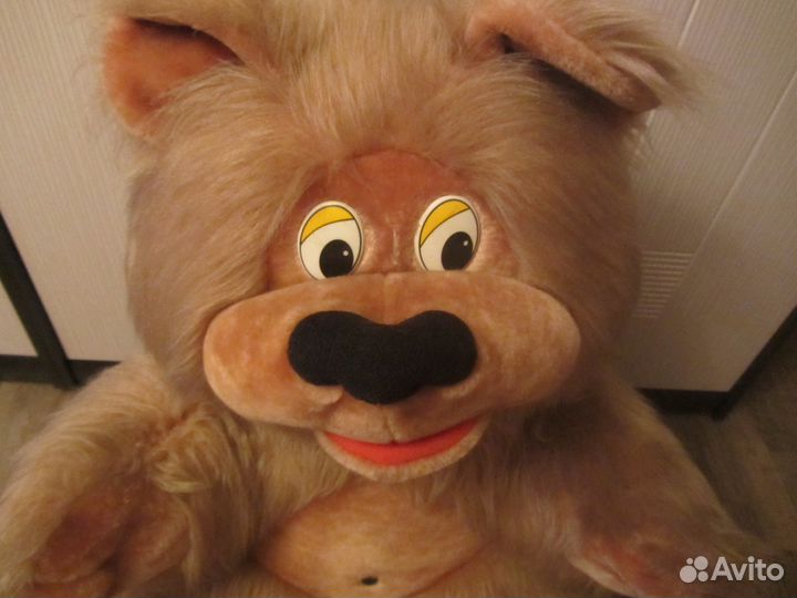 Большой плюшевый медведь