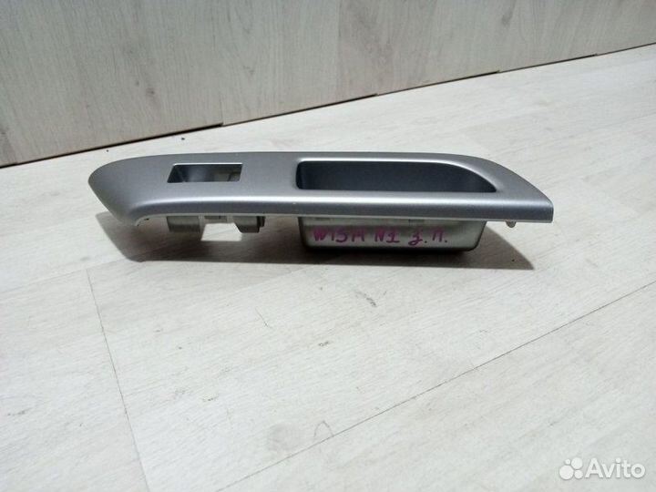 Накладка кнопки задняя правая Toyota Wish ZGE20