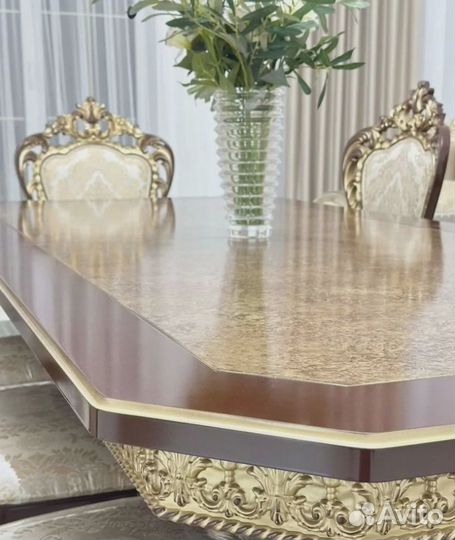 Кухонный стол и стулья в комплекте