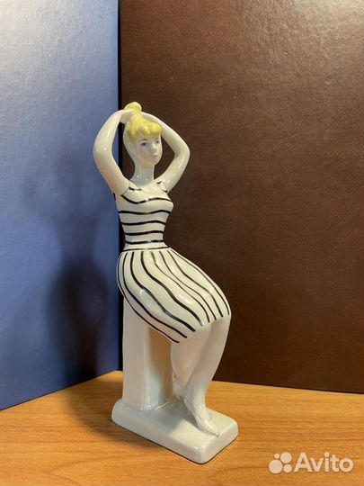Фарфоровая статуэтка 