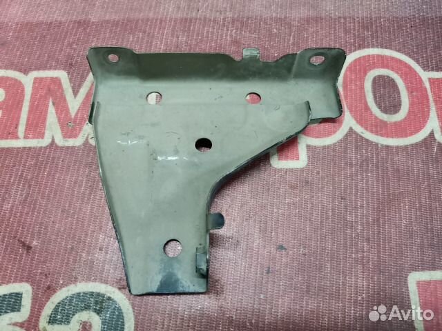 Кронштейн крыла передний правый Toyota Land Cruise