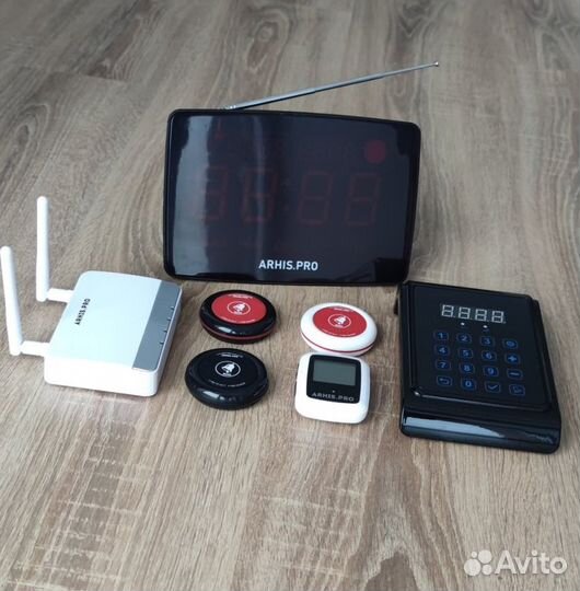 Система вызова: кнопка вызова официанта и табло