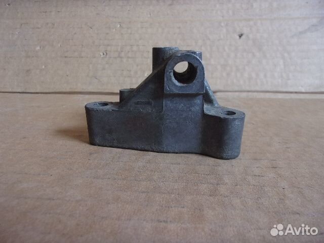 Мерседес 124, М102 кронштейн генератора нижний