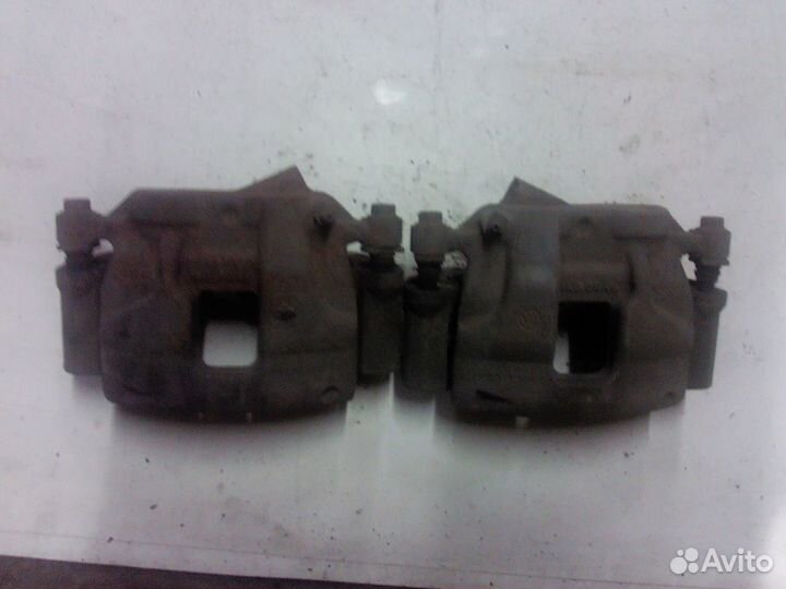 Суппорт передний Volkswagen Amarok