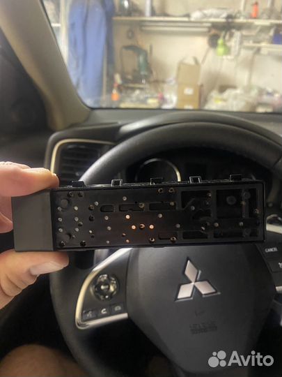 Регулятор сиденья переднего правого 6922А033