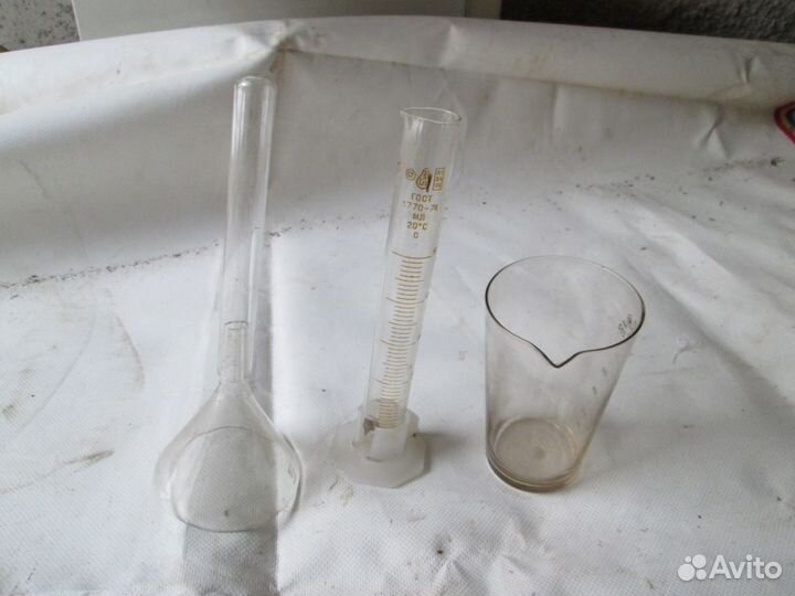 Лабораторная посуда (мензурка, колба, воронка)
