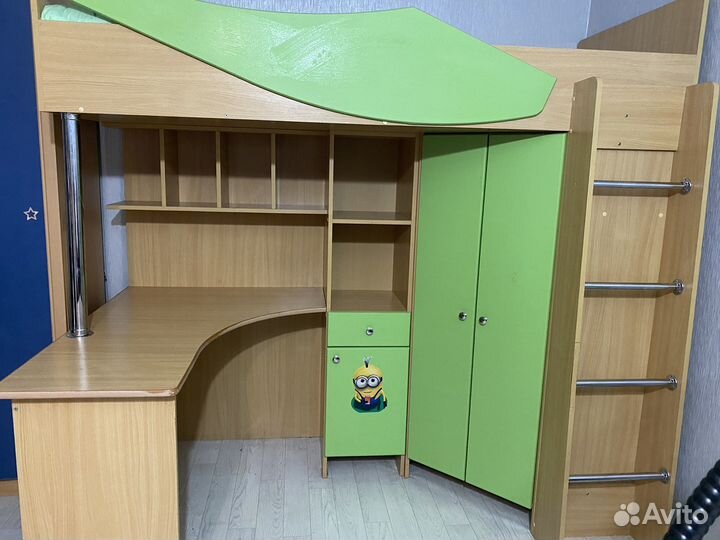 Кровать чердак со столом и шкафом