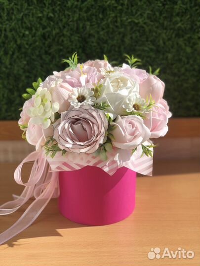 Мыльные цветы в шляпной коробке