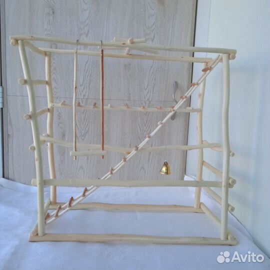 Деревянная игровая площадка для попугая