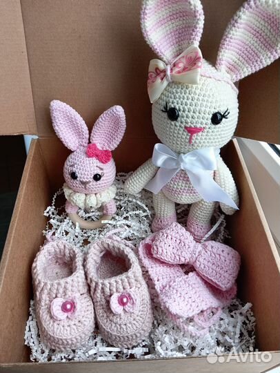 Вязаная игрушка зайка. Пинетки