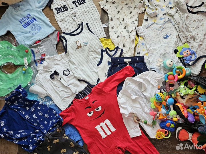 Пакет детских вещей и пакет игрушек