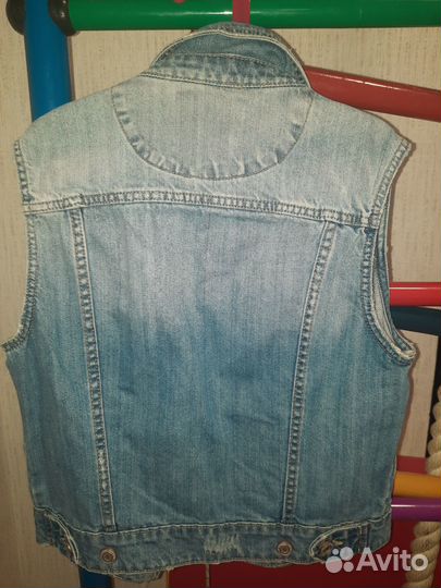 Продам джинсовую жилетку