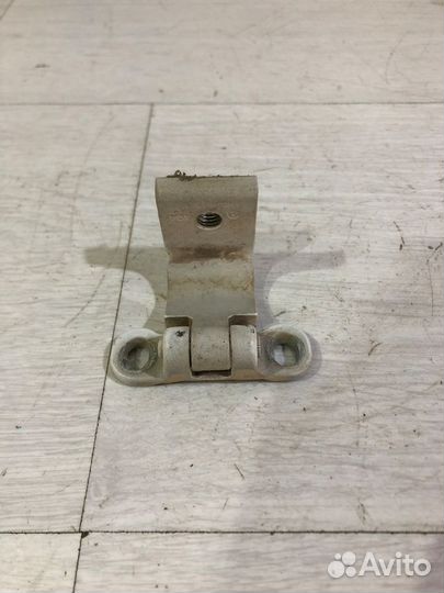 Петля крышки багажника правая skoda yeti 1.2 DSG