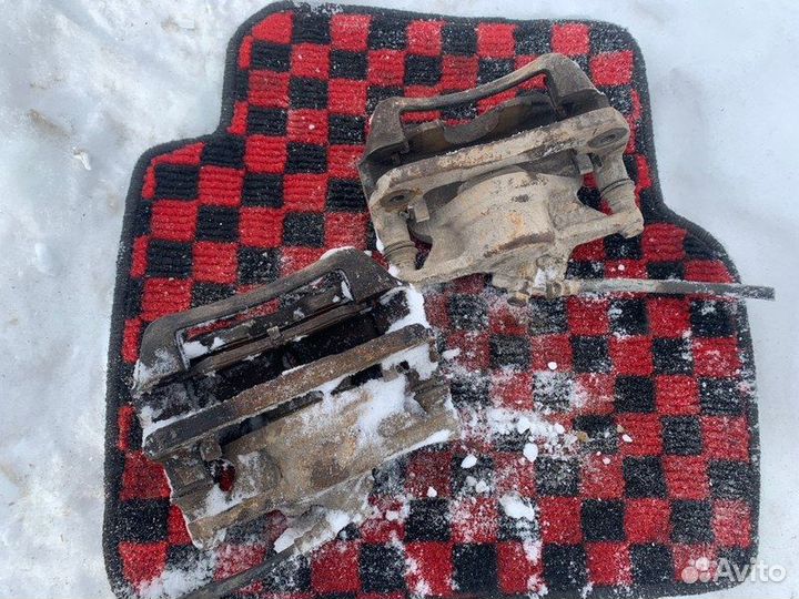 Передний суппорт левый правый Toyota Camry SV35