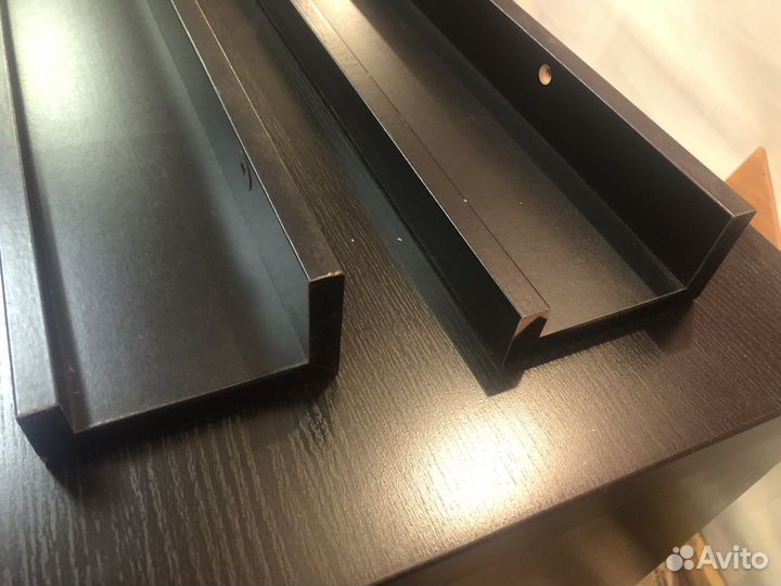 Черная полка для картин и фото IKEA 55 см