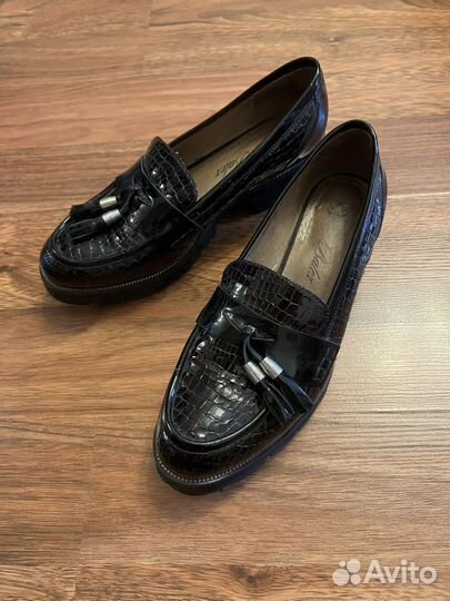 Лакированные лоферы с кисточками, 41 размер