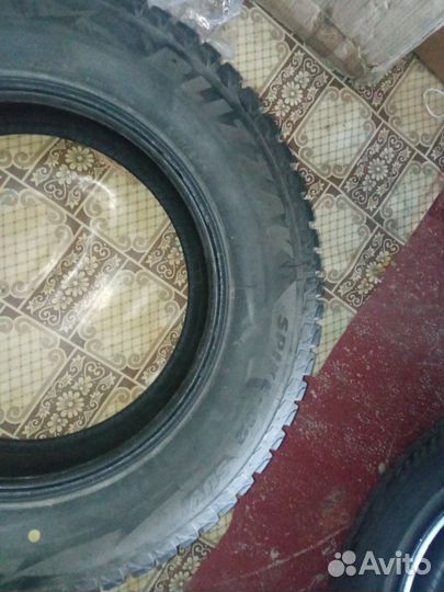 Bridgestone Blizzak Spike-02 SUV 215/65 R16