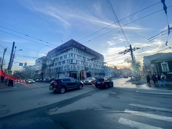 Помещение с витражом около остановки театра кукол