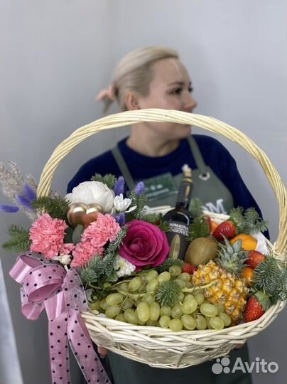 Подарочная корзина со свежими цветами