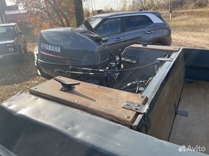 Лодка с мотором и прицепом