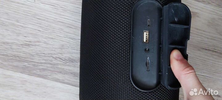 Колонка по блютузу,есть разем под USB