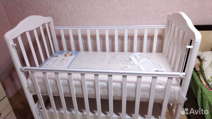 Детская кроватка с маятником