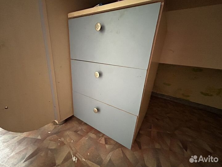 Двухъярусная кровать со столом и шкафом