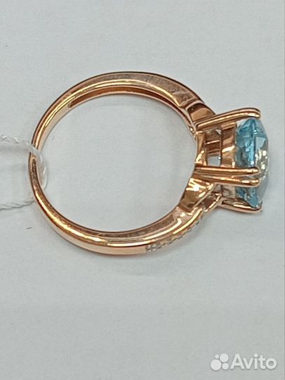 Золотое кольцо с бриллиантом и топазом