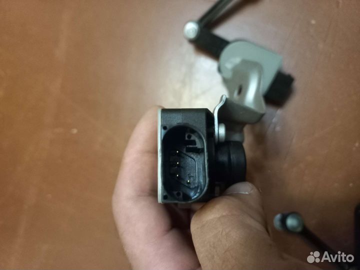 Датчик положения кузова Toureg1, Cayenne1, Audi Q7