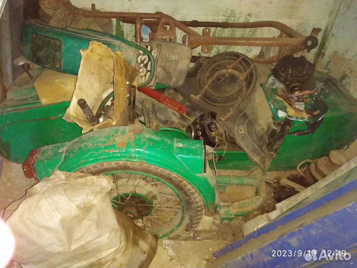 Люлька и запчасти разобранного мотоцикла Урал
