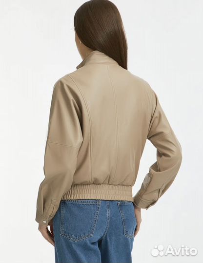 Бежевая куртка бомбер