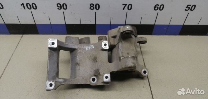 Кронштейн ролика-натяжителя руч. ремня Land Cruise