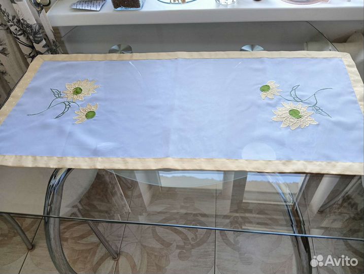 Дорожка на стол новая с вышивкой