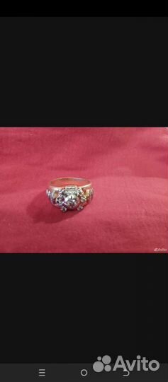 Кольцо с бриллиантом