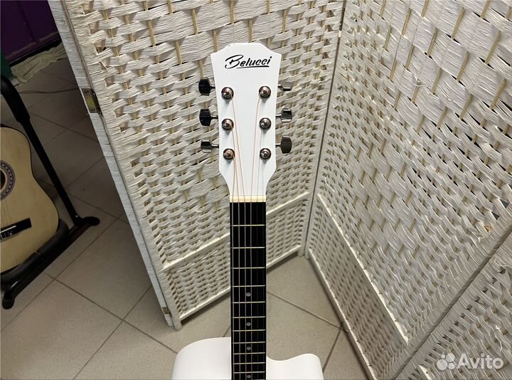 Гитара белая