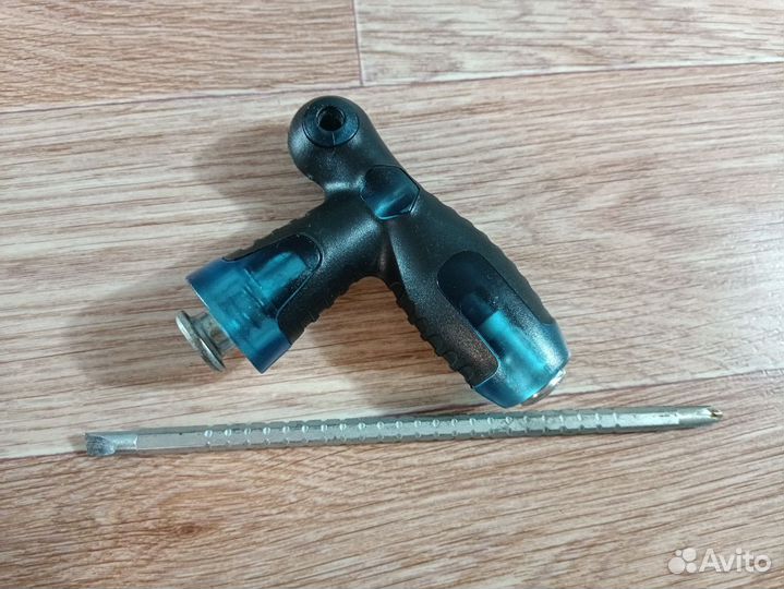 Отвертка с двусторонней насадкой