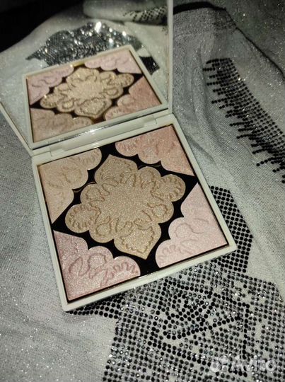 Пудра-хайлайтер с осветляющим эффектом