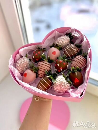 Клубника в шоколаде в коробке сердце