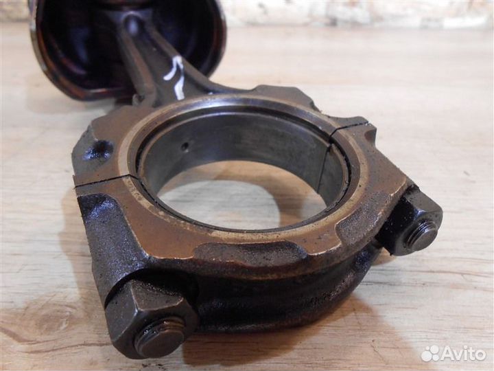 Поршень с шатуном Nissan Bluebird U14 1.8